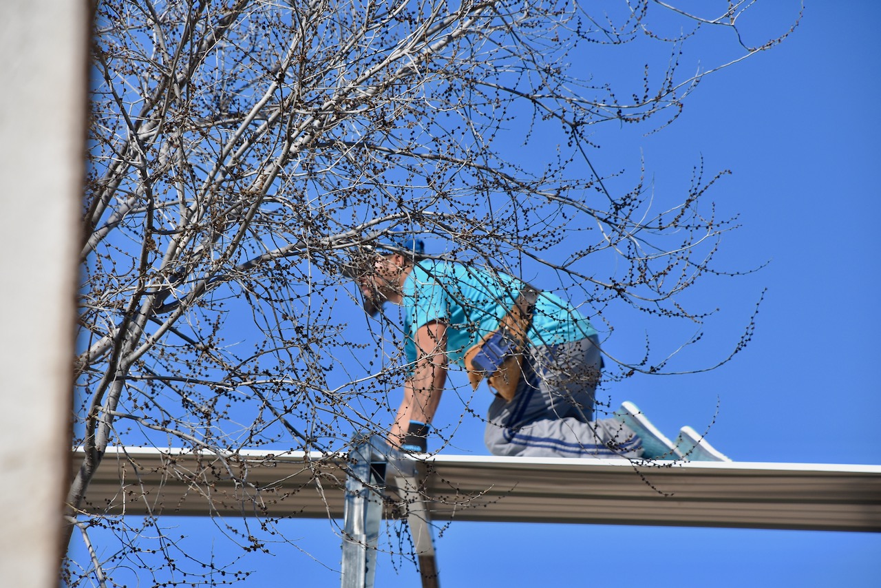 Fastening the roof to the frame at every frame piece.